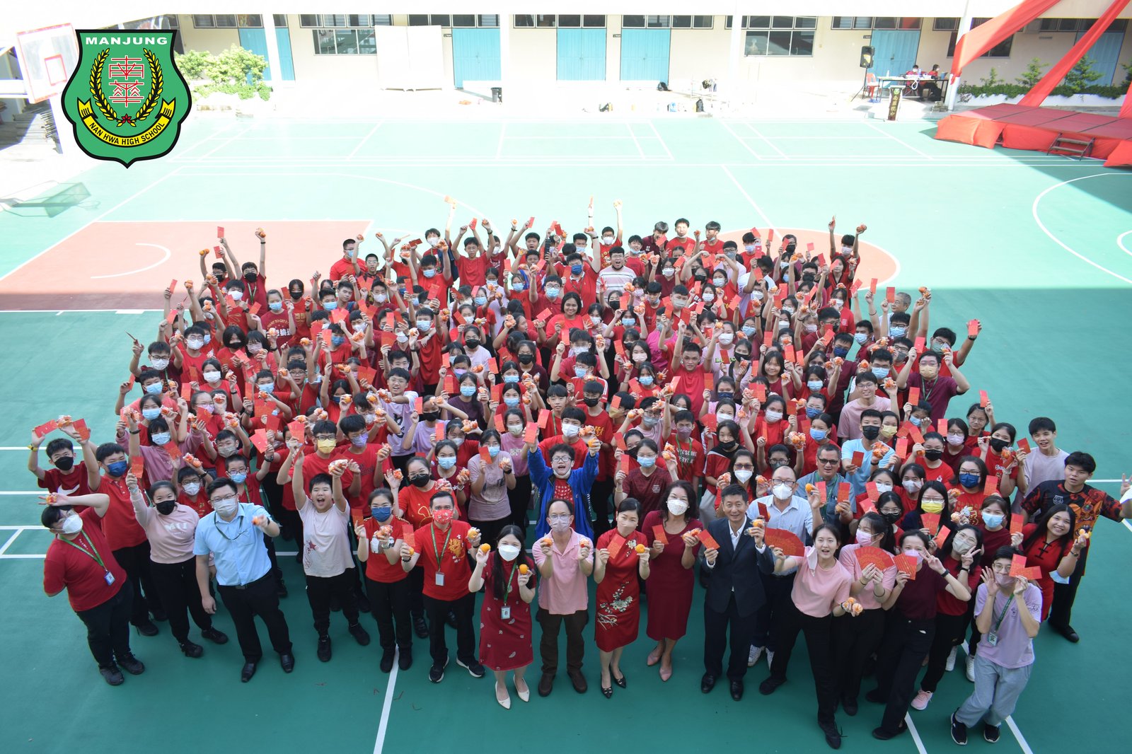 南华独中全校师生红衣合影，校园文化活动现场